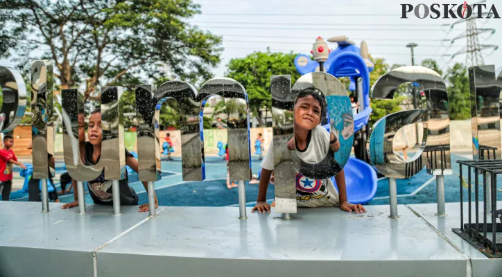 Foto: Aktivitas anak-anak saat bermain di Ruang Publik Terbuka Ramah Anak (RPTRA) dikawasan Jakarta Utara, Pemerintah Provinsi DKI Jakarta berkomitmen menciptakan dan memenuhi kebutuhan perlindungan kepada anak yang hingga kini mengelola 324 RPTRA maupun RTH sebagai bagian sarana prasarana kota layak anak. (Dok. Poskota)