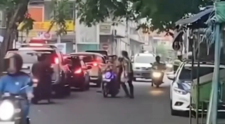 Rekaman amatir warga pengendara sepeda motor menghindari razia pihak kepolisian. (Tangkapan Layar/@lagi.viral)