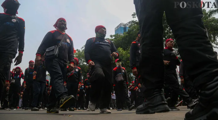 Massa buruh yang tergabung dari berbagai elemen saat melakukan aksi demonstrasi di Patung Kuda Arjuna Wijaya, Medan Merdeka Barat, Jakarta Pusat, Kamis (24/10/2024).Dalam aksinya mereka menuntut kenaikan upah mininum sebesar 8-10 persen dan mencabut Omnibus Law Undang-Undang (UU) Cipta Kerja khususnya klaster ketenagakerjaan dan perlindungan petani serta mengatakan aksi ini akan dilakukan hingga 31 Oktober di seluruh wilayah Indonesia atau sampai pemerintah mendengar aspirasi kaum buruh. (Poskota/Ahmad Tri Hawaari)