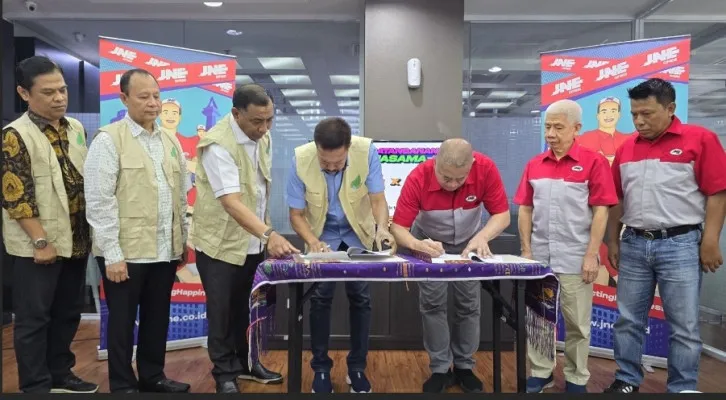 Foto: Jajaran Direksi PATANI dan JNE melakukan nota kesepahaman mendorong pemnerdayaan ekonomi lokal di Kantor JNE, Jakarta Barat. (Dok. JNE)