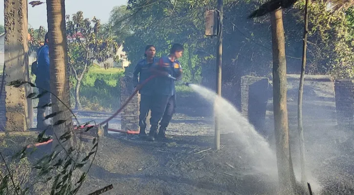 Petugas damkar tengah melakukan pendinginan untuk memastikan tidak ada api di peternakan ayam potong di Kabupaten Serang. (Dok. Polsek Cikande)