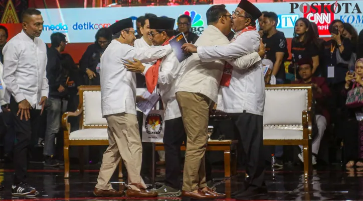 Calon Gubernur Ridwan Kamil dan Rano Karno (kanan) berpelukan pada gelaran debat kedua Pilkada Jakarta 2024 di Beach Ancol Internasional Stadium, Jakarta Utara, Minggu (27/10/2024). KPU DKI Jakarta menetapkan tema debat kedua yakni Ekonomi dan Kesejahteraan Sosial pada Pilkada 2024 yang digelar di Jakarta di Beach City International Stadium, Jakarta Utara. Poskota/Ahmad Tri Hawaari