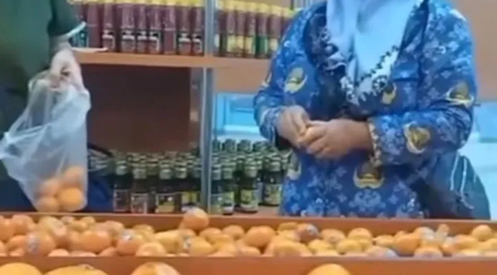 Rekaman video pengunjung yang mencicipi buah sebelum dibayar. (Tangkapan Layar/@memomedsos)