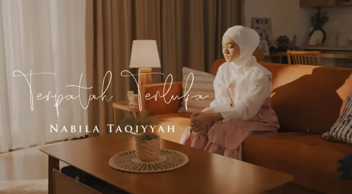 Nabila Taqiyyah - Terpatah Terluka, simak lirik dan makna rasa sakit ketika mencintai dalam diam. (Youtube/Nabila Taqiyyah)