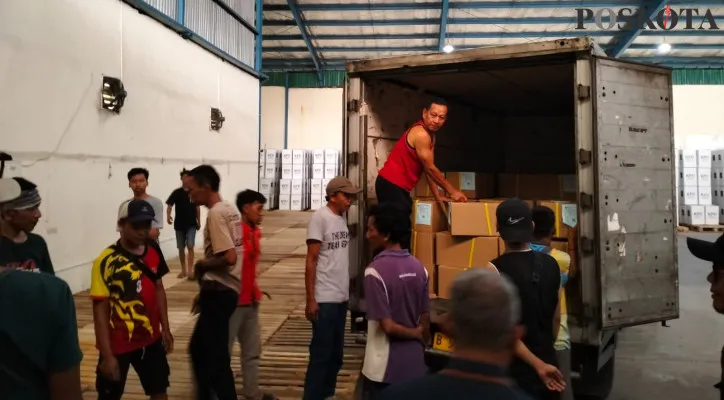 Pekerja saat mengeluarkan dus berisi surat suara Pilkada di gudang logistik KPU Kota Bekasi pada Sabtu, 2 November 2024. (Poskota/Ihsan Fahmi)