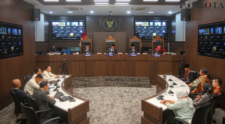 Ketua Dewan Kehormatan Penyelenggara Pemilu (DKPP) Heddy Lugito (tengah) memimpin sidang putusan untuk tujuh perkara dugaan pelanggaran Kode Etik Penyelenggaraan Pemilu (KEPP) di Gedung DKPP, Jakarta.Poskota/Ahmad Tri Hawaari