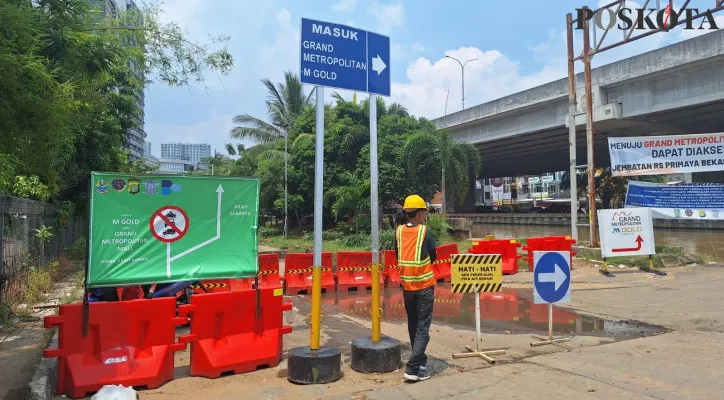 Salah seorang pekerja galian pipa SPAM saat memantau lokasi di akses Jalan Kh Noer Ali, Kalimalang, Pekayon, Bekasi Selatan, Kota Bekasi, Selasa, 5 November 2024. (Poskota/Ihsan Fahmi)