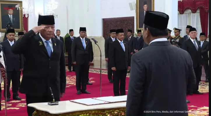 Tangkapan layar Presiden RI Prabowo Subianto melantik Menko Polkam Budi Gunawan jadi Ketua Kompolnas. (Youtube Sekretaris Presiden)