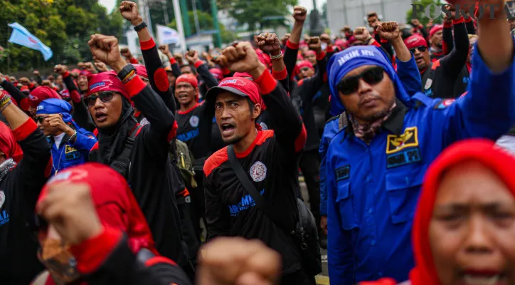 Ratusan buruh dari berbagai organisasi saat menggelar unjuk rasa di depan gedung Kementerian Ketenagakerjaan, Kuningan, Jakarta Selatan, Kamis (7/11/2024).Dalam aksinya tersebut mereka menuntut dan menolak regulasi pengupahan yang bertentangan dengan keputusan Mahkamah Konstitusi no. 168/PUUXXI/2023 dan keputusan Mahkamah Konstitusi tanpa tafsir Pemerintah, MK mengubah 21 aturan dalam Undang Undang No.6/2023 tentang Cipta Kerja yang hal ini dimuat dalam Putusan No.168/PUU-XXI/2023 yang diubah dalam keputusan MK tersebut mengenai penentuan upah. (Poskota/Ahmad Tri Hawaari)