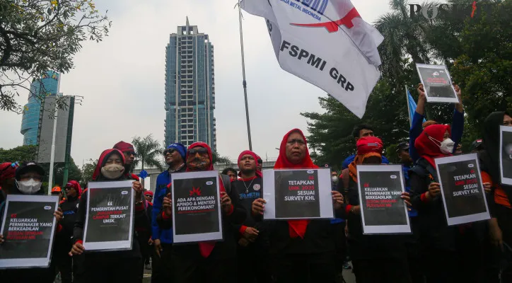 Ratusan buruh saat mendesak Pemprov DKI Jakarta menaikan UMP 2025. (Poskota/Ahmad Tri Hawaari)