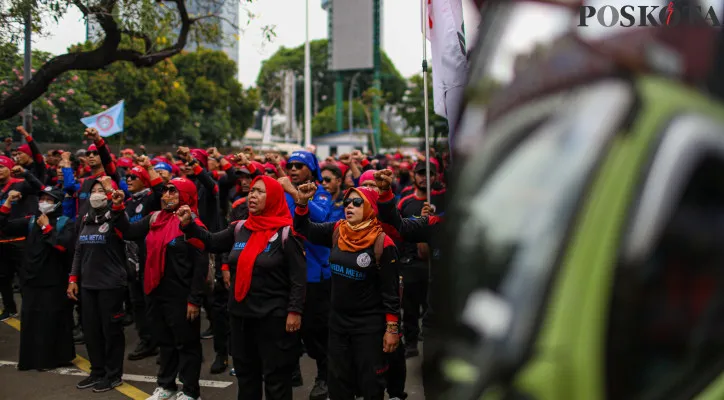 Buruh berunjuk rasa menuntut kenaikan UMP 2025. (Poskota/Ahmad Tri Hawaari)