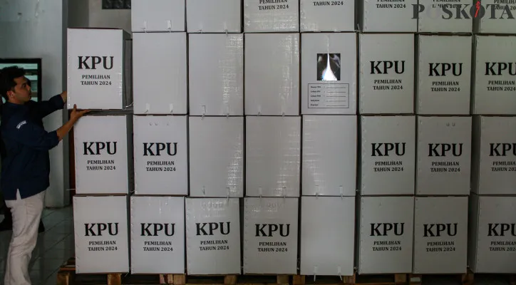 Komisioner Komisi Pemilihan Umum (KPU) August Mellaz dan Yulianto Sudrajat bersama Heru Joko Purwanto saat meninjau logistik Pilkada 2024 di Gudang Logistik KPU Kota Baru, Malang, Jawa Timur, Minggu (10/11/2024).  Ketua Komisi Pemilihan Umum (KPU) Mochamad Afifuddin mengatakan, persiapan dan pendistribusian logistik untuk pemungutan suara Pemilihan Kepala Daerah (Pilkada) serentak pada 27 November 2024 hampir mencapai 100 persen dan sejumlah pengadaan produk Pilkada sudah rampung, seperti bilik pemungutan suara, kabel ties, tinta, segel, surat suara pemilihan gubernur dan wakil gubernur, dan sampul.Poskota/Ahmad Tri Hawaari