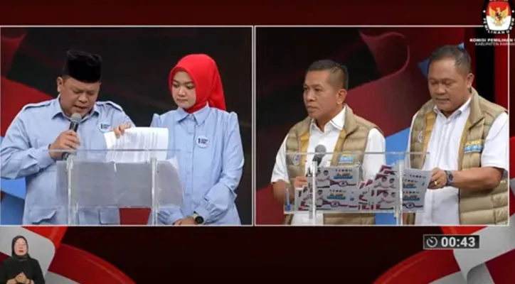 Tangkapan Layar Debat Pilkada Karawang, Paslon nomor urut 1 Acep Jamhuri-Gina Fadlia Swara (Acep-Gina) serta Paslon nomor urut 2, Aep Syaepuloh-Maslani. (KPU Karawang)