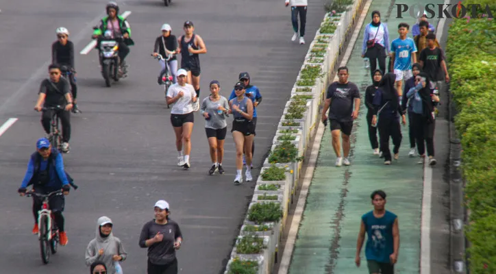 Aktivitas warga saat berolahraga di Jalan Jenderal Sudirman, Jakarta Pusat, Minggu (10/11/2024). (Poskota/Ahmad Tri Hawaari)