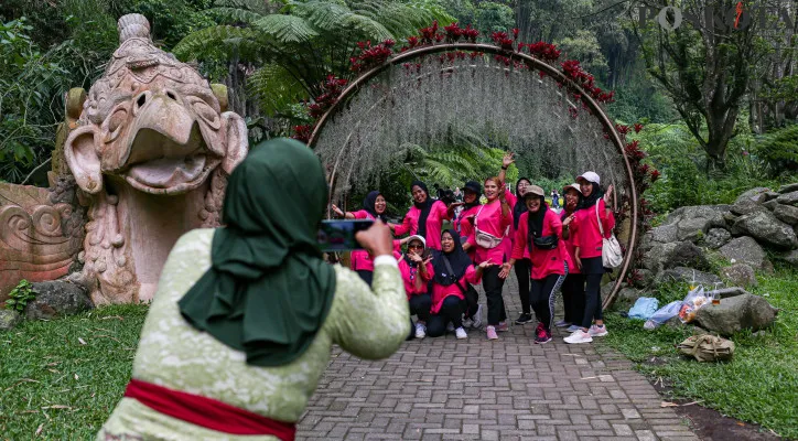 Aktivitas pengunjung saat menikmati wisata akhir pekan di Taman Kemesraan, Malang, Jawa Timur, Minggu (10/11/2024).Taman Kemesraan yang berada di kawasan Malang, Jawa Timur menjadi salah satu alternatif berlibur di akhir pekan dengan menghadirkan beberapa wahana antara lain mengendarai ATV dan e-bike, perahu di kolam berisi bebek, kereta cincin, kolam berenang dan selfie di cermin besar. Poskota/Ahmad Tri Hawaari