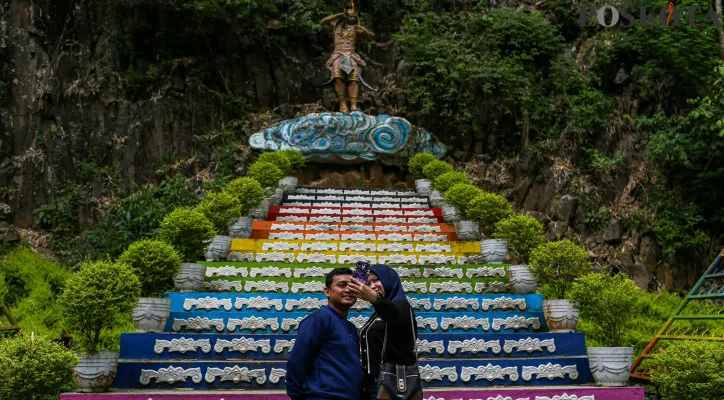 Aktivitas pengunjung saat menikmati wisata akhir pekan di Taman Kemesraan, Malang, Jawa Timur, Minggu (10/11/2024).Taman Kemesraan yang berada di kawasan Malang, Jawa Timur menjadi salah satu alternatif berlibur di akhir pekan dengan menghadirkan beberapa wahana antara lain mengendarai ATV dan e-bike, perahu di kolam berisi bebek, kereta cincin, kolam berenang dan selfie di cermin besar. Poskota/Ahmad Tri Hawaari