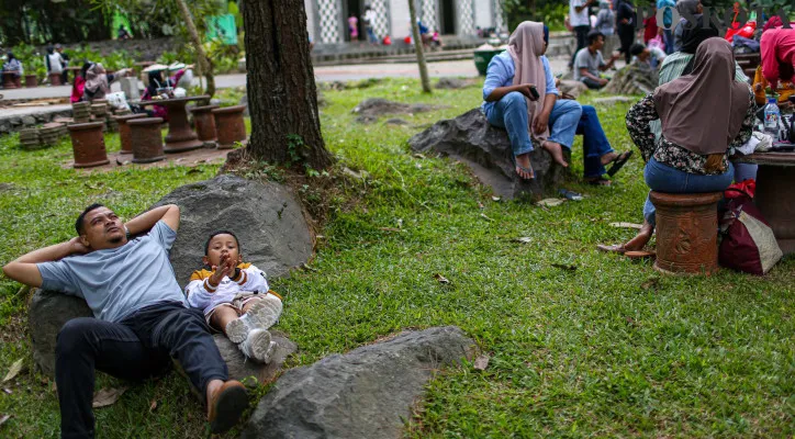 Aktivitas pengunjung saat menikmati wisata akhir pekan di Taman Kemesraan, Malang, Jawa Timur, Minggu (10/11/2024).Taman Kemesraan yang berada di kawasan Malang, Jawa Timur menjadi salah satu alternatif berlibur di akhir pekan dengan menghadirkan beberapa wahana antara lain mengendarai ATV dan e-bike, perahu di kolam berisi bebek, kereta cincin, kolam berenang dan selfie di cermin besar. Poskota/Ahmad Tri Hawaari