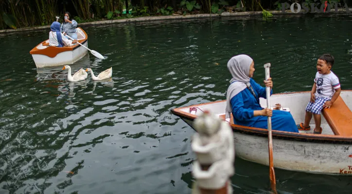 Aktivitas pengunjung saat menikmati wisata akhir pekan di Taman Kemesraan, Malang, Jawa Timur, Minggu (10/11/2024).Taman Kemesraan yang berada di kawasan Malang, Jawa Timur menjadi salah satu alternatif berlibur di akhir pekan dengan menghadirkan beberapa wahana antara lain mengendarai ATV dan e-bike, perahu di kolam berisi bebek, kereta cincin, kolam berenang dan selfie di cermin besar. Poskota/Ahmad Tri Hawaari