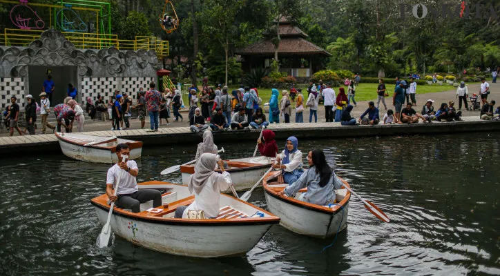 Foto: Aktivitas pengunjung saat menikmati wisata akhir pekan di Taman Kemesraan, Malang, Jawa Timur. (Poskota/Ahmad Tri Hawaari)