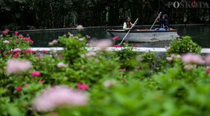 Aktivitas pengunjung saat menikmati wisata akhir pekan di Taman Kemesraan, Malang, Jawa Timur, Minggu (10/11/2024).Taman Kemesraan yang berada di kawasan Malang, Jawa Timur menjadi salah satu alternatif berlibur di akhir pekan dengan menghadirkan beberapa wahana antara lain mengendarai ATV dan e-bike, perahu di kolam berisi bebek, kereta cincin, kolam berenang dan selfie di cermin besar. Poskota/Ahmad Tri Hawaari