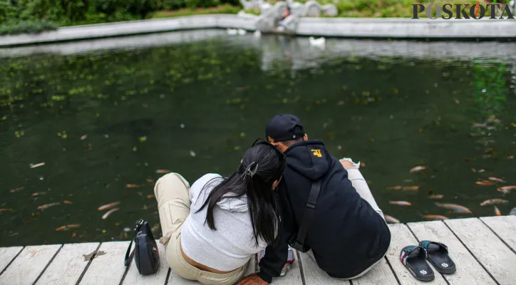 Aktivitas pengunjung saat menikmati wisata akhir pekan di Taman Kemesraan, Malang, Jawa Timur, Minggu (10/11/2024).Taman Kemesraan yang berada di kawasan Malang, Jawa Timur menjadi salah satu alternatif berlibur di akhir pekan dengan menghadirkan beberapa wahana antara lain mengendarai ATV dan e-bike, perahu di kolam berisi bebek, kereta cincin, kolam berenang dan selfie di cermin besar. Poskota/Ahmad Tri Hawaari