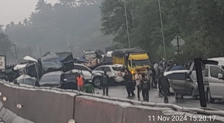 Kecelakaa beruntun di Tol Cipularang KM 92 arah Jakarta (Instagram @autonetmagz)