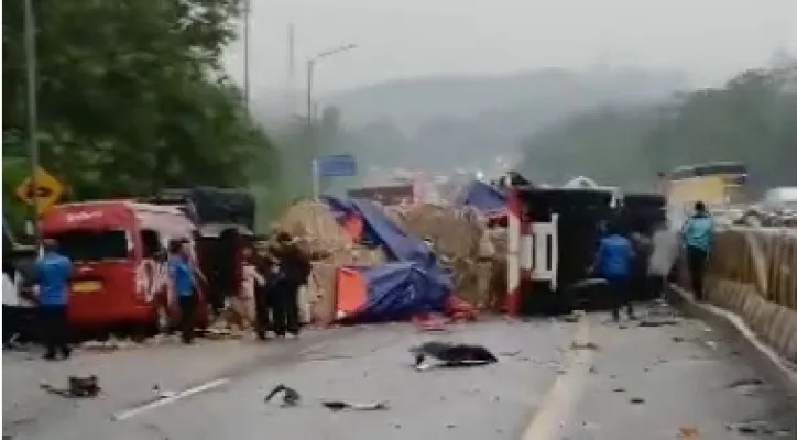 Tabrakan beruntun di Tol Cipularang KM 92 diduga akibat truk rem blong(Capture)