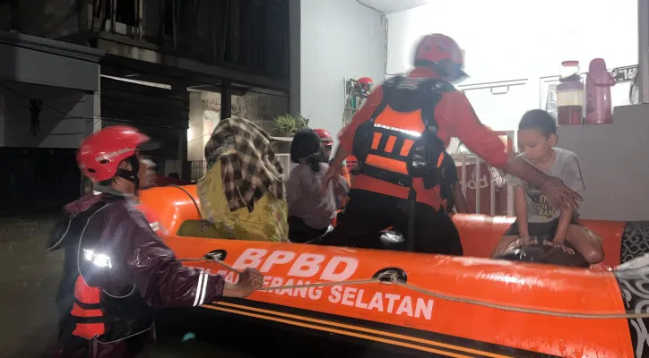 Tim BPBD Kota Tangerang Selatan saat melakukan evakuasi korban banjir. (Dok. BPBD Kota Tangsel)