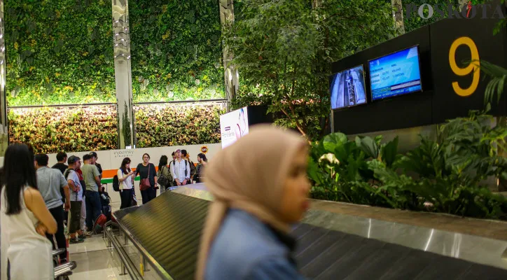 Aktivitas di Bandara Internasional Soekarno-Hatta, Tangerang Selatan. (Poskota/Ahmad Tri Hawaari)