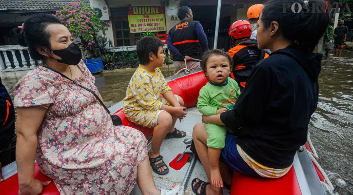 Ilustrasi anak-anak dievakuasi saat banjir. (Poskota/Ahmad Tri Hawaari)