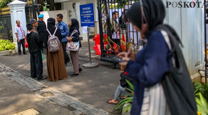 Aktivitas petugas saat memberikan keterangan kepada warga yang menunggu dari pagi di depan Gerbang Istana Wakil Presiden, Kebon Sirih, Jakarta Pusat, Rabu (13/11/2024).Warga Keluhkan Kouta Posko Pengaduan 'Lapor Mas Wapres' Sejak Senin (11/11) yang terus diberikan Kouta mulai dari 25 hingga hari ini 75 warga, namun banyak warga yang berdatangan dari pagi bahkan dari luar Kota Seperti Bogor, Kalimantan, Karawang dan rela menunggu hingga siang meski petugas mengatakan Kouta hari tersebut sudah habis.Poskota/Ahmad Tri Hawaari