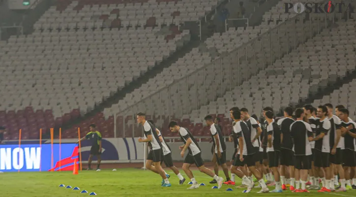 Sejumlah pemain Timnas Indonesia menjalani sesi latihan di Stadion Utama Gelora Bung Karno, Senayan, Jakarta Pusat, Kamis (14/11/2024). Ini merupakan persiapan Timnas Indonesia melawan Jepang dalam laga Grup C Babak Ketiga Kualifikasi Piala Dunia 2026 Jumat (15/11). (Poskota/Ahmad Tri Hawaari)