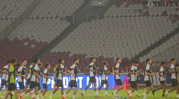 Pemain Timnas Indonesia menjalani sesi latihan di Stadion Utama Gelora Bung Karno, Senayan, Jakarta Pusat, Kamis (14/11/2024). Latihan resmi yang diselenggarakan untuk mencoba Stadion Gelora Bung Karno menjelang pertandingan tersebut merupakan bagian dari persiapan Indonesia melawan Jepang dalam laga Grup C Babak Ketiga Kualifikasi Piala Dunia 2026 Jumat (15/11).Poskota/Ahmad Tri Hawaari