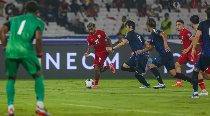 Pemain Timnas Indonesia, Yakob Sayuri menggiring bola saat berhadapan dengan Jepang di Stadion Utama Gelora Bung Karno (SUGBK), Jakarta Pusat pada Jumat, 15 November 2024. (Poskota/Ahmad Tri Hawaari)