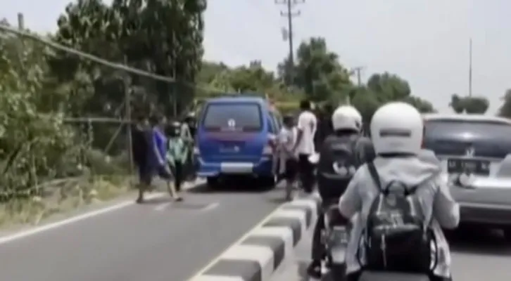 Mahasiswa di Sleman tabrak pengendara motor hingga tewas setelah melakukan aksi tidak senonoh saat berkendara. (Tangkapan Layar/@jabodetabek24info)