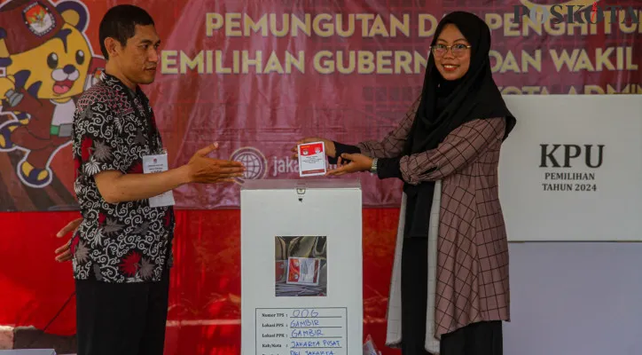 Aktivitas warga saat melakukan pendaftaran dan simulasi pemungutan suara Pilkada DKI Jakarta di Kantor Kelurahan Gambir, Jakarta Pusat, Minggu (17/11/2024). Komisi Pemilihan Umum Kota Administrasi Jakarta Pusat menggelar simulasi yang dilakukan semirip mungkin dengan situasi saat pemungutan suara dan penghitungan suara saat Pilkada DKI berlangsung pada 27 November 2024 guna mitigasi terkait segala kemungkinan yang terjadi saat hari H pencoblosan sekaligus menjadi bahan evaluasi sebelum pencoblosan. (Poskota/Ahmad Tri Hawaari)