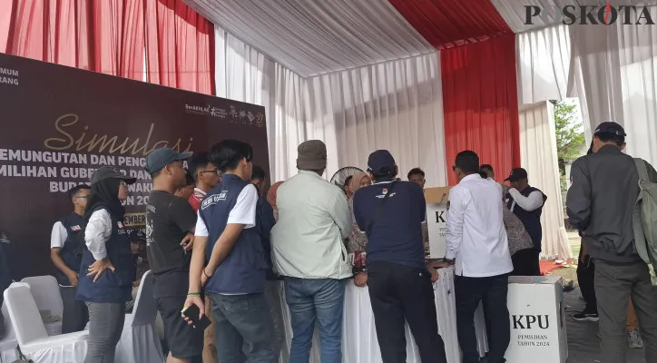 Simulasi penghitungan suara Pilkada 2024 di TPS 8, Desa Jenggot, Kecamatan Mekar Baru, Kabupaten Tangerang pada Sabtu, 17 November 2024. (Poskota/Veronica Prasetio)