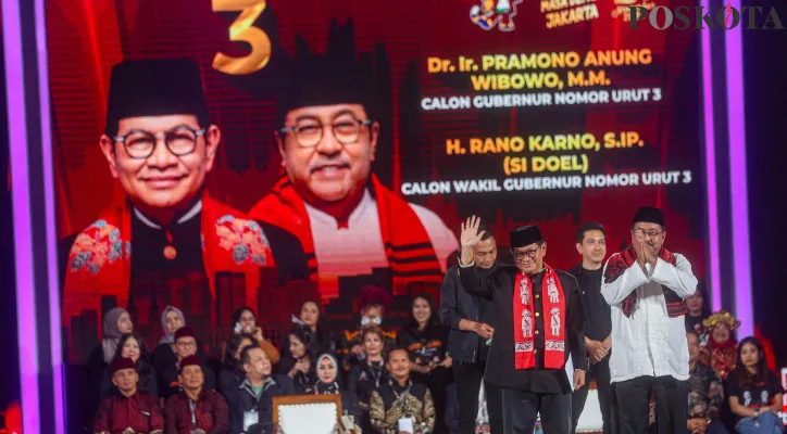 Sejumlah pasangan calon Gubernur dan Wakil Gubernur DKI Jakarta nomor urut satu Ridwan Kamil dan Suswono, nomor urut dua Dharma Pongrekun dan Kun Wardana, nomor urut tiga Pramono Anung dan Rano Karno Si 'Doel' Saat menyampaikan visi dan misi debat terakhir Pilkada Provinsi DKI Jakarta 2024 di Grand Ballroom Hotel Sultan, Senayan, Jakarta Pusat, Minggu (17/11/2024). KPU DKI Jakarta menetapkan tema debat ketiga atau terakhir yakni Tata Kota dan Perubahan Iklim pada Pilkada 2024 yang digelar Grand Ballroom Hotel Sultan, Senayan, Jakarta Pusat. Poskota/Ahmad Tri Hawaari