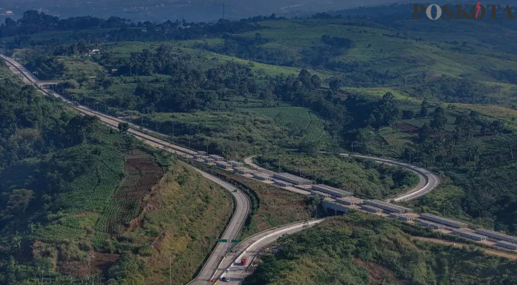 Foto udara Ruas Jalan Tol Bogor-Ciawi-Sukabumi (Bocimi) dengan latar belakang Gunung Salak di Cicurug, Kabupaten Bogor, Jawa Barat, Senin (18/11/2024). Pemerintah lewat Kementerian PUPR melanjutkan proyek Jalan Tol Bocimi seksi 3 dan 4, dan berencana untuk melanjutkan pengembangan Tol Bocimi hingga Kabupaten Cianjur dan Padalarang Kabupaten Bandung Barat. (Poskota/Ahmad Tri Hawaari)