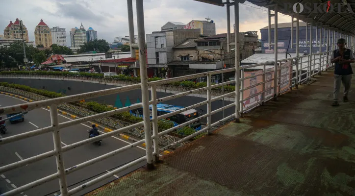 JPO Senen Tak Terawat Banyak Aksi Vandalisme dan Besi Berkarat