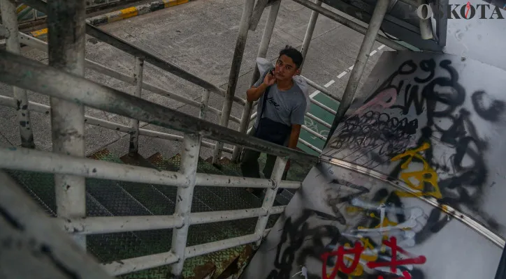 JPO Senen Tak Terawat Banyak Aksi Vandalisme dan Besi Berkarat