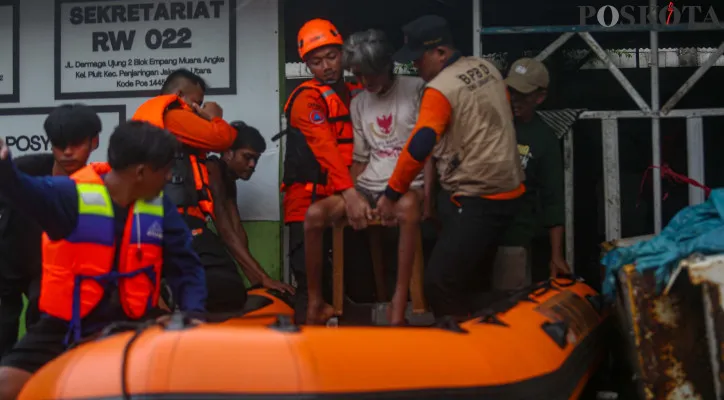 Aksi Petugas Evakuasi Warga Terdampak Banjir Rob di Jakarta Utara