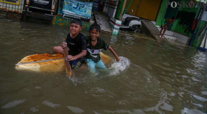 Keceriaan Anak-Anak Jadikan Banjir Rob Sebagai Wahana Bermain Air