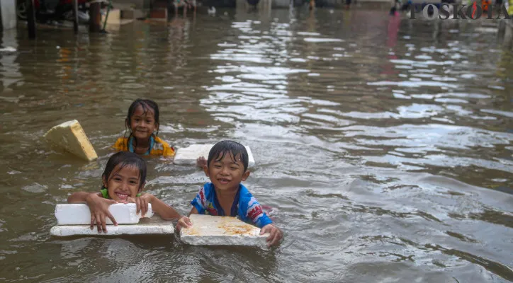 Keceriaan Anak-Anak Jadikan Banjir Rob Sebagai Wahana Bermain Air