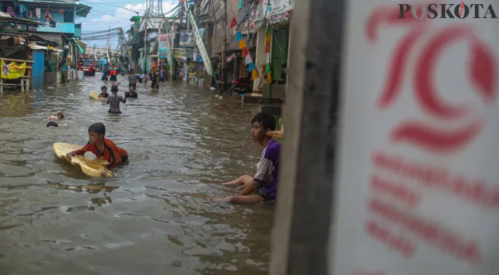 Keceriaan Anak-Anak Jadikan Banjir Rob Sebagai Wahana Bermain Air