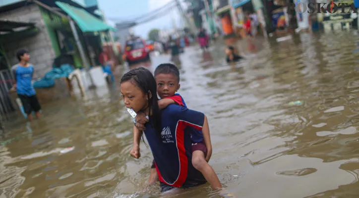 Keceriaan Anak-Anak Jadikan Banjir Rob Sebagai Wahana Bermain Air