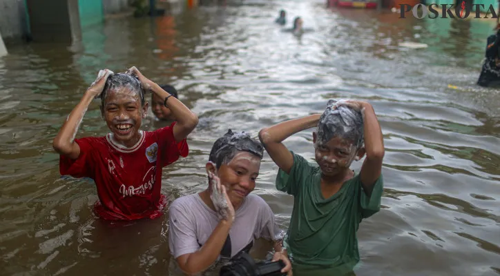 Keceriaan Anak-Anak Jadikan Banjir Rob Sebagai Wahana Bermain Air