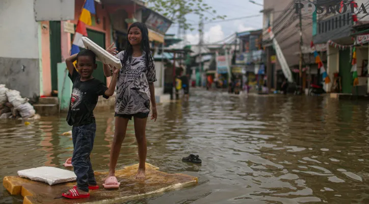 Keceriaan Anak-Anak Jadikan Banjir Rob Sebagai Wahana Bermain Air