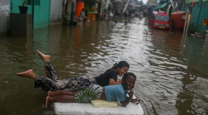 Keceriaan Anak-Anak Jadikan Banjir Rob Sebagai Wahana Bermain Air