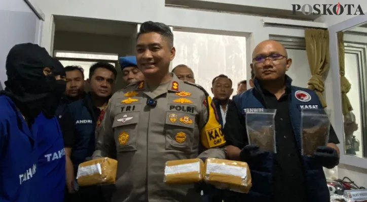 Kapolres Cimahi, AKBP Tri Suhartanto (kiri) dan Kasat Narkoba Polres Cimahi, AKP Tanwin Nopiansyah (kanan) menunjukan barang bukti di lokasi penangkapan, di kawasan Jalan Dago, Kota Bandung, Selasa, 19 November 2024. (Poskota/Gatot Puji Utomo)